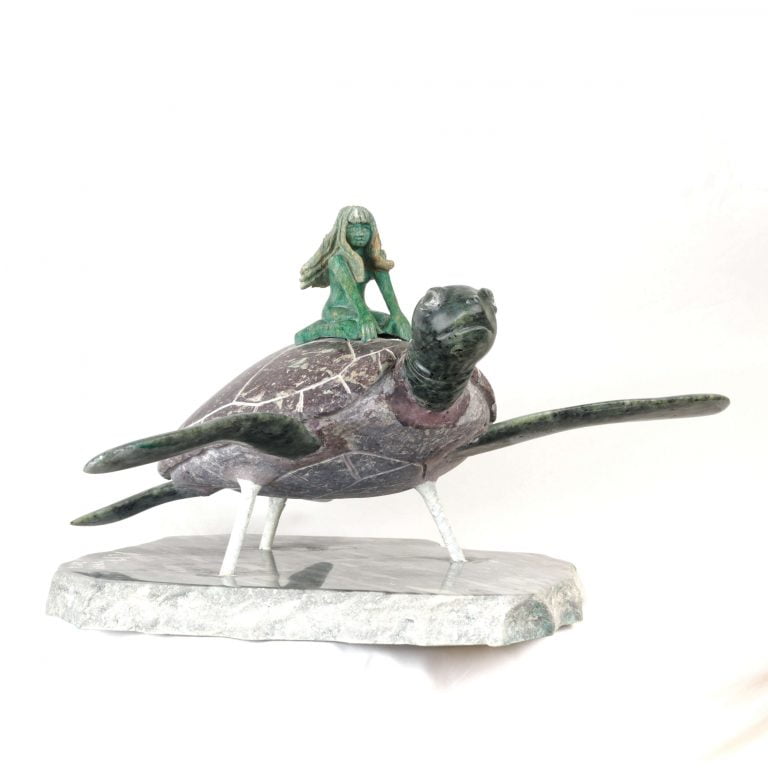 Le voyage, sculpture d'une femme sur une tortue