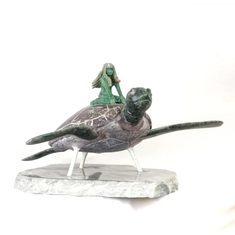 Le voyage, sculpture d'une femme sur une tortue